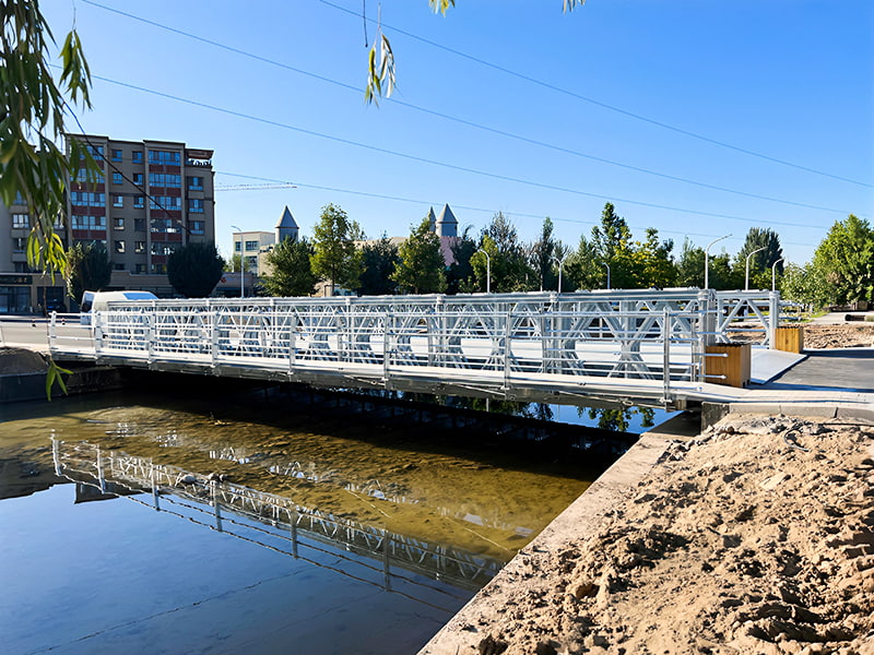 Kaksikaistainen kolmirivinen yksikerroksinen vahvistettu galvanoitu kävelysilta Bailey Bridge